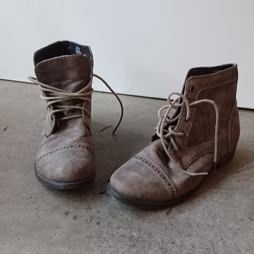 G.H. Bass & Co. Pamela Boots - Picture 2 of 9